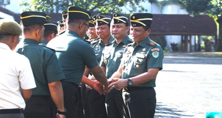 Pangdam III/Siliwangi, Mayjen TNI Dadang Arif Abdurahman, S.E., M.Si., CHRMP., memimpin Apel Pengecekan pasca pelaksanaan cuti bersama Hari Raya Idul Fitri 1446 H/2025 M dilanjutkan dengan Halal Bihalal bersama seluruh prajurit dan PNS Kodam III/Slw. Kegiatan dilaksanakan di Lapangan Apel Makodam III/Siliwangi, Selasa (08/04/2025). Apel yang dilaksanakan merupakan bagian dari mekanisme satuan guna memastikan seluruh personel kembali dari tugas cuti dalam kondisi aman, lengkap dan tepat waktu. Diharapkan momentum Idul Fitri menjadi sarana untuk memperkuat nilai-nilai keikhlasan dan kebersamaan dalam melaksanakan tugas.