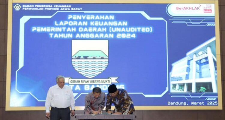 Wali Kota Bandung, Muhammad Farhan menyerahkan langsung Laporan Keuangan Pemerintah Daerah (LKPD) Tahun Anggaran 2024 (Unaudited) kepada Badan Pengawas Keuangan (BPK) Perwakilan Jawa Barat di Kantor BPK RI Perwakilan Jawa Barat, Rabu 26 Maret 2025. Penyerahan ini dilakukan bersama 26 pemerintah daerah yang ada di Jawa Barat sebagai bentuk kepatuhan terhadap Undang-Undang Nomor 1 Tahun 2004 tentang Perbendaharaan Negara.