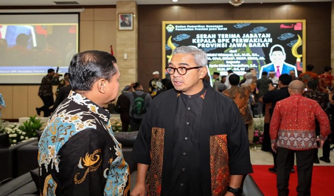 Pemerintah Kota (Pemkot) Bandung menyambut hangat Eydu Oktain Pandjaitan sebagai Kepala Badan Pemeriksa Keuangan (BPK) Perwakilan Jawa Barat. Eydu menggantikan Widhi Widayat dalam Serah Terima Jabatan Kepala Perwakilan BPK Provinsi Jawa Barat, Kamis 13 Maret 2025. Wali Kota Bandung, Muhammad Farhan hadir langsung pada Sertijab tersebut. Ia menyampaikan dukungan dan ucapan selamat bertugas kepada Kepala Perwakilan BPK Jawa Barat, Eydu Oktain Pandjaitan. Selain itu, Farhan juga menyampaikan terima kasih kepada Widhi Widayat atas dedikasinya selama menjabat Ketua Perwakilan BPK.