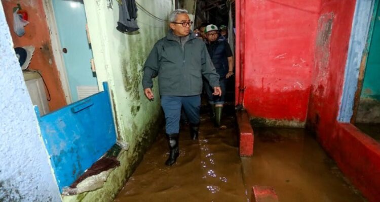 Hujan deras yang mengguyur Kota Bandung pada Sabtu 15 Maret 2025 menyebabkan sejumlah wilayah terendam banjir. Menanggapi kondisi ini, Wali Kota Bandung, Muhammad Farhan, bersama Wakil Wali Kota, Erwin, bergerak cepat meninjau lokasi terdampak banjir guna memastikan langkah penanganan darurat bagi warga. Salah satu titik yang dikunjungi adalah Gang Apandi, Kelurahan Braga, dan kawasan Pagarsih, yang menjadi langganan banjir akibat luapan Sungai Cikapundung dan Citepus. Selian itu, Farhan juga meninjau banjir di kawasan Gempolsari, Kecamatan Bandung Kulon.