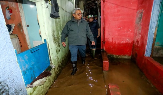 Hujan deras yang mengguyur Kota Bandung pada Sabtu 15 Maret 2025 menyebabkan sejumlah wilayah terendam banjir. Menanggapi kondisi ini, Wali Kota Bandung, Muhammad Farhan, bersama Wakil Wali Kota, Erwin, bergerak cepat meninjau lokasi terdampak banjir guna memastikan langkah penanganan darurat bagi warga. Salah satu titik yang dikunjungi adalah Gang Apandi, Kelurahan Braga, dan kawasan Pagarsih, yang menjadi langganan banjir akibat luapan Sungai Cikapundung dan Citepus. Selian itu, Farhan juga meninjau banjir di kawasan Gempolsari, Kecamatan Bandung Kulon.