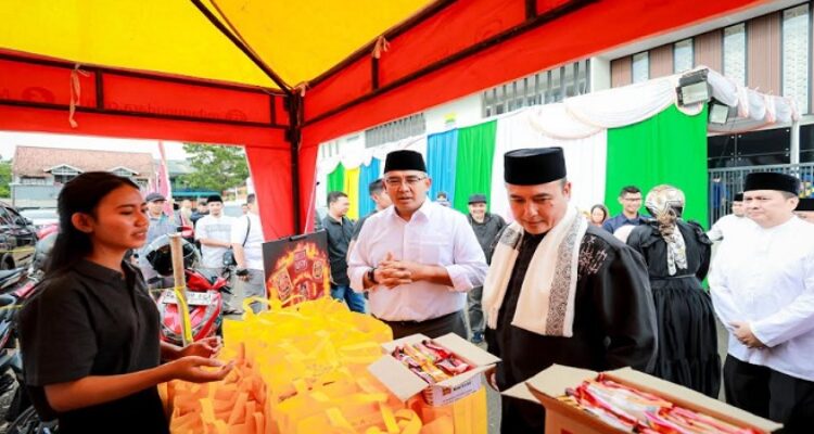 Wali Kota Bandung Muhammad Farhan, dan Wakil Wali Kota Erwin menghadiri rangkaian kegiatan Semarak Ramadan Bandung Utama dengan menyapa warga Kecamatan Kiaracondong. Kegiatan ini menjadi momentum bagi jajaran Pemerintah Kota Bandung untuk bersilaturahmi serta memperkuat komunikasi dengan masyarakat. Dalam sambutannya, Farhan menyampaikan, tahun 2024 menjadi tahun bersejarah karena Kota Bandung telah melalui berbagai tahapan pemilihan, mulai dari pemilihan legislatif, pemilihan presiden, hingga pemilihan kepala daerah. "Kita harus bersyukur, Kota Bandung berhasil menjalankan semua itu dengan kondusif, tanpa ada gesekan," ujar Farhan, Sabtu 1 Maret 2025.