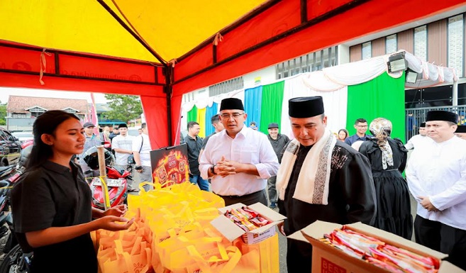 Wali Kota Bandung Muhammad Farhan, dan Wakil Wali Kota Erwin menghadiri rangkaian kegiatan Semarak Ramadan Bandung Utama dengan menyapa warga Kecamatan Kiaracondong. Kegiatan ini menjadi momentum bagi jajaran Pemerintah Kota Bandung untuk bersilaturahmi serta memperkuat komunikasi dengan masyarakat. Dalam sambutannya, Farhan menyampaikan, tahun 2024 menjadi tahun bersejarah karena Kota Bandung telah melalui berbagai tahapan pemilihan, mulai dari pemilihan legislatif, pemilihan presiden, hingga pemilihan kepala daerah. "Kita harus bersyukur, Kota Bandung berhasil menjalankan semua itu dengan kondusif, tanpa ada gesekan," ujar Farhan, Sabtu 1 Maret 2025.