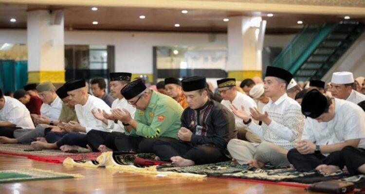 Memasuki 10 hari terakhir Ramadan, umat Islam dianjurkan untuk semakin meningkatkan kualitas ibadah guna meraih keberkahan dan ampunan dari Allah SWT. Dalam Kajian Ramadan yang disiarkan oleh Radio Sonata, Kamis 20 Maret 2025, Ketua Majelis Ulama Indonesia (MUI) Kota Bandung, Ustaz Miftah Faridl menyampaikan pentingnya memaksimalkan amalan di penghujung bulan suci ini. Dalam kajian bertema “Meningkatkan Kualitas Iman di 10 Hari Terakhir Ramadan”, Ustaz Miftah menjelaskan, Rasulullah SAW selalu menghidupkan malam-malam terakhir Ramadan dengan ibadah. Salah satu amalan utama yang dianjurkan adalah salat malam, baik dalam bentuk tarawih di awal malam maupun tahajud di sepertiga malam terakhir.
