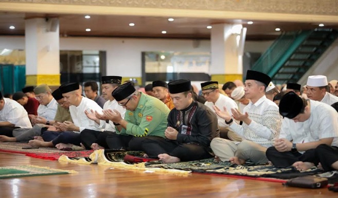 Memasuki 10 hari terakhir Ramadan, umat Islam dianjurkan untuk semakin meningkatkan kualitas ibadah guna meraih keberkahan dan ampunan dari Allah SWT. Dalam Kajian Ramadan yang disiarkan oleh Radio Sonata, Kamis 20 Maret 2025, Ketua Majelis Ulama Indonesia (MUI) Kota Bandung, Ustaz Miftah Faridl menyampaikan pentingnya memaksimalkan amalan di penghujung bulan suci ini. Dalam kajian bertema “Meningkatkan Kualitas Iman di 10 Hari Terakhir Ramadan”, Ustaz Miftah menjelaskan, Rasulullah SAW selalu menghidupkan malam-malam terakhir Ramadan dengan ibadah. Salah satu amalan utama yang dianjurkan adalah salat malam, baik dalam bentuk tarawih di awal malam maupun tahajud di sepertiga malam terakhir.