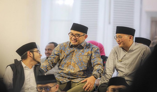 Wali Kota Bandung, Muhammad Farhan menghadiri Festival Dulag Istimewa 1446 H tingkat Provinsi Jawa Barat yang berlangsung meriah di Bale Pakuan, Kota Bandung, Minggu, 30 Maret 2025. Festival ini diikuti oleh 70 tim, terdiri dari 31 tim perwakilan kabupaten/kota serta 39 tim dari Organisasi Perangkat Daerah (OPD). Festival dulag ini menjadi ajang untuk melestarikan tradisi Islam kultural dalam menyambut Idulfitri. Setiap peserta dinilai berdasarkan tiga kriteria utama, yaitu vokal, musikalitas, dan penampilan.