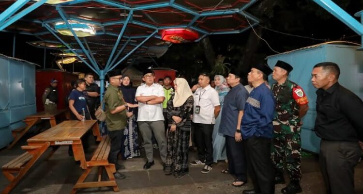 Wali Kota Bandung, Muhammad Farhan, menegaskan Teras Cihampelas adalah fasilitas yang harus diperbaiki dan dioptimalkan karena memiliki potensi besar sebagai pusat bisnis serta kreativitas bagi anak muda Bandung. Hal itu ia ungkapkan saat melakukan kunjungan ke Teras Cihampelas pada Sabtu, 29 Maret 2025. "Teras Cihampelas ini potensinya besar. Sudah dibuat sejak zaman Wali Kota Ridwan Kamil, dipelihara oleh Pak Oded, Pak Yana, hingga Plt. Wali Kota Pak Ema. Ini semua adalah warisan yang harus kita optimalkan," ujar Farhan.