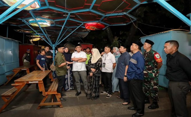 Wali Kota Bandung, Muhammad Farhan, menegaskan Teras Cihampelas adalah fasilitas yang harus diperbaiki dan dioptimalkan karena memiliki potensi besar sebagai pusat bisnis serta kreativitas bagi anak muda Bandung. Hal itu ia ungkapkan saat melakukan kunjungan ke Teras Cihampelas pada Sabtu, 29 Maret 2025. "Teras Cihampelas ini potensinya besar. Sudah dibuat sejak zaman Wali Kota Ridwan Kamil, dipelihara oleh Pak Oded, Pak Yana, hingga Plt. Wali Kota Pak Ema. Ini semua adalah warisan yang harus kita optimalkan," ujar Farhan.