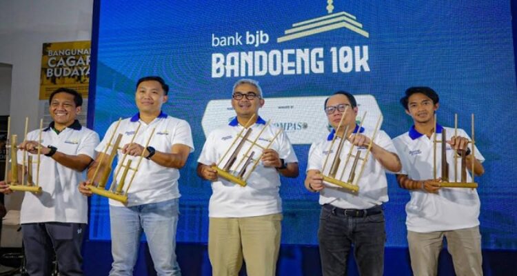 Wali Kota Bandung, Muhammad Farhan mendukung setiap agenda yang memanfaatkan Kota Bandung sebagai lokasi. Termasuk agenda olahraga lari yang melibatkan banyak orang. Menurut Farhan, wisata olahraga atau sport tourism bisa meningkatkan geliat pariwisata dan ekonomi di Kota Bandung. “Sport Tourism sangat kami sambut dengan bahagia. Kami terbuka jika ada event lari disini, banyak yang pilih Kota Bandung karena suasanahya nyaman, apalagi jika digunakan event lari,” tuturnya di Museum Sejarah, Sabtu 8 Maret 2025.