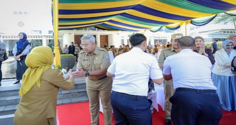 Pemerintah Kota (Pemkot) Bandung menggelar Apel sekaligus Halal Bihalal bersama seluruh Aparatur Sipil Negara (ASN) di Balai Kota Bandung, Selasa 8 April 2025, yang dipimpin langsung oleh Wali Kota Bandung Muhammad Farhan. Dalam suasana hangat, Farhan mengawali sambutannya dengan mengucapkan "Taqabbalallahu minna wa minkum, mohon maaf lahir dan batin" kepada seluruh peserta apel. Farhan menyampaikan rasa bangganya kepada seluruh ASN dan jajaran Forkopimda yang telah menjaga Kota Bandung kondusif selama masa libur Idulfitri.