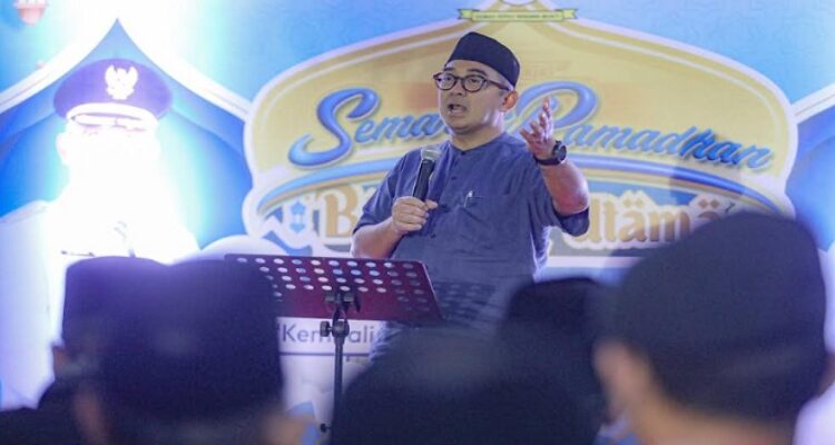 Wali Kota Bandung, Muhammad Farhan berharap warga Kota Bandung semakin cerdas dalam berliterasi di media sosial. Pasalnya, media sosial telah menjadi fenomena tersendiri di era digital. Hal itu ia sampaikan saat menghadiri Safari Ramadan di Jalan Neptunus Timur I, Kelurahan Sekejati, Kecamatan Buahbatu, Minggu, 9 Maret 2025. Farhan menyinggung kritik dan hujatan terhadap pemberi layanan publik semakin marak.