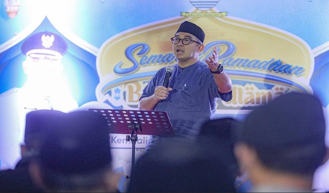 Wali Kota Bandung, Muhammad Farhan berharap warga Kota Bandung semakin cerdas dalam berliterasi di media sosial. Pasalnya, media sosial telah menjadi fenomena tersendiri di era digital. Hal itu ia sampaikan saat menghadiri Safari Ramadan di Jalan Neptunus Timur I, Kelurahan Sekejati, Kecamatan Buahbatu, Minggu, 9 Maret 2025. Farhan menyinggung kritik dan hujatan terhadap pemberi layanan publik semakin marak.