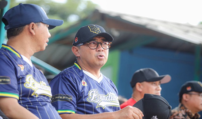 Sebanyak 16 tim mengikuti Kompetisi Rusa Hitam Ramadan Slo Pitch 2025, di Lapang Lodaya Kota Bandung. Kompetisi yang selalu digelar di saat Ramadan ini diapresiasi Wali Kota Bandung, Muhammad Farhan. “Eksistensi ini berkat peran Rusa Hitam yang terus menghidupkan pamor olahraga softbol dan bisbol,” ungkap Farhan.