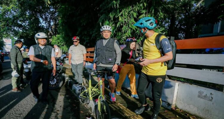Wali Kota Bandung, Muhammad Farhan, menyoroti masih banyaknya titik kumpul sampah di sejumlah kawasan, terutama di wilayah Cicadas. Kondisi tersebut menjadi perhatian serius pemerintah kota dan diharapkan dapat segera ditangani secara bertahap. “Sampah memang masih jadi masalah, terutama di Cicadas. Ini akan kita tangani satu per satu,” ujar Farhan, Rabu 23 April 2025.