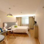 Saat musim libur Lebaran, kasus penipuan reservasi hotel di Kota Bandung kembali marak. Oknum tak bertanggung jawab mengubah nomor telepon hotel yang muncul di Google Search, sehingga calon tamu justru menghubungi pelaku yang mengaku sebagai agen resmi atau perwakilan hotel. Ketua Badan Promosi Pariwisata Kota Bandung, Arief Bonafianto mengungkapkan, kejadian serupa pernah terjadi tahun lalu dan kembali terulang. “Mereka mengganti nomor reservasi hotel di Google dan menawarkan diskon hingga 50% untuk pemesanan kamar. Namun, calon tamu diminta membayar DP 50% ke rekening pribadi sebelum kedatangan,” jelasnya