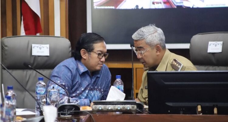 Wakil Ketua Komisi IV DPRD Kota Bandung H. Rizal Khairul, S.IP., M.Si., menghadiri undangan Wali Kota Bandung pada acara verifikasi lapangan evaluasi Kota Layak Anak Tahun 2025, di Ruang Tengah Balai Kota Bandung, Selasa 22 April 2025. Kegiatan yang dilaksanakan secara hibrida tersebut, terkait upaya serta komitmen Pemerintah Kota Bandung dalam mewujudkan Kota Layak Anak dengan predikat utama dari Kementerian Pemberdayaan Perempuan dan Perlindungan Anak (KemenPPPA).