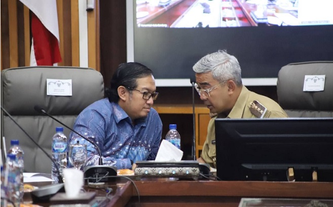 Wakil Ketua Komisi IV DPRD Kota Bandung H. Rizal Khairul, S.IP., M.Si., menghadiri undangan Wali Kota Bandung pada acara verifikasi lapangan evaluasi Kota Layak Anak Tahun 2025, di Ruang Tengah Balai Kota Bandung, Selasa 22 April 2025. Kegiatan yang dilaksanakan secara hibrida tersebut, terkait upaya serta komitmen Pemerintah Kota Bandung dalam mewujudkan Kota Layak Anak dengan predikat utama dari Kementerian Pemberdayaan Perempuan dan Perlindungan Anak (KemenPPPA).