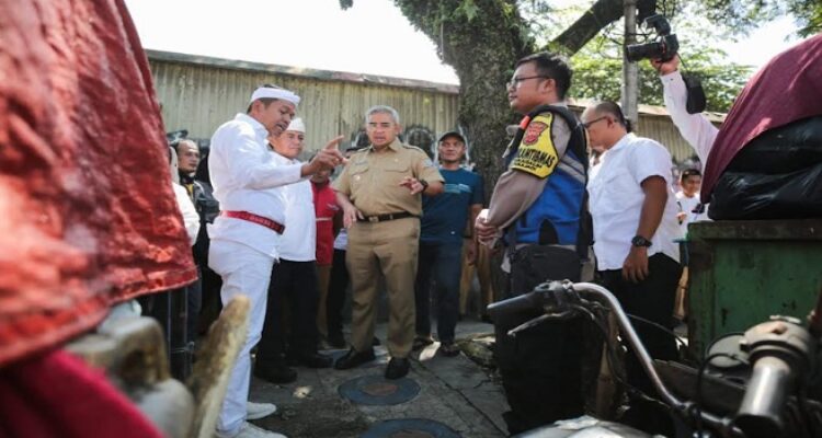 Pemerintah Kota (Pemkot) Bandung bersama Pemerintah Provinsi (Pemprov) Jawa Barat bergerak cepat menata ulang kawasan Jalan Pasteur. Dalam inspeksi mendadak yang dilakukan bersama, Gubernur Jawa Barat Dedi Mulyadi dan Wali Kota Bandung Muhammad Farhan menegaskan komitmen kolaboratif dalam penataan trotoar serta penertiban warung semi permanen dan parkir liar di area tersebut. “Pak Gubernur memberikan arahan bahwa Pemprov akan menangani langsung penataan trotoar di Jalan Pasteur, khususnya di sisi utara. Untuk sisi selatan akan ditangani bertahap,” ujar Wali Kota Bandung Muhammad Farhan, Selasa 8 April 2025.