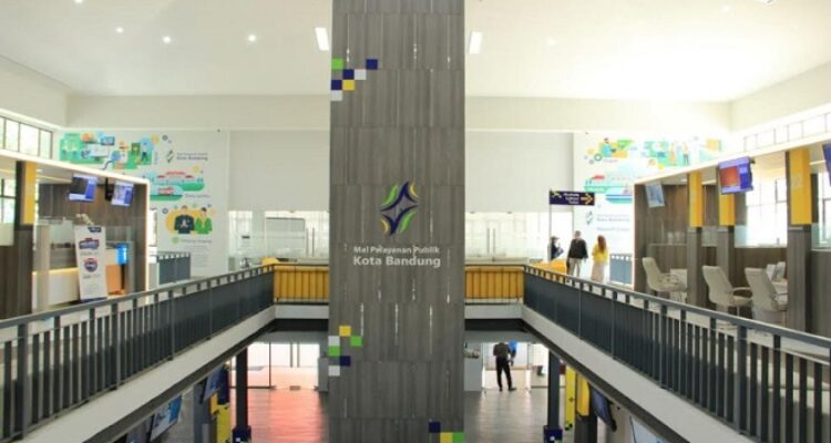 Mal Pelayanan Publik (MPP) Kota Bandung menghadirkan layanan kepada masyarakat meskipun masih dalam suasana libur nasional dan cuti bersama Lebaran 2025. Terhitung sejak Kamis, 3 April 2025, beberapa instansi telah mulai beroperasi dan memberikan pelayanan publik secara langsung di lokasi MPP. Instansi yang telah aktif memberikan pelayanan antara lain, Dinas Penanaman Modal dan Pelayanan Terpadu Satu Pintu (DPMPTSP) Kota Bandung, Polrestabes Bandung dan Dinas Kependudukan dan Pencatatan Sipil (Disdukcapil) Kota Bandung