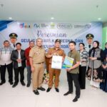 Wali Kota Bandung, Muhammad Farhan meresmikan Geulis Kiwari (Gerai untuk Layanan Istimewa) di RSUD Bandung Kiwari, Selasa 4 Maret 2025. Layanan ini bertujuan untuk memberikan kemudahan administrasi kependudukan bagi warga Kota Bandung, khususnya bagi bayi baru lahir dan keluarga mereka. Farhan menyatakan bahwa inovasi ini merupakan bagian dari upaya pemerintah dalam memberikan layanan yang lebih cepat, mudah, dan inklusif bagi masyarakat.