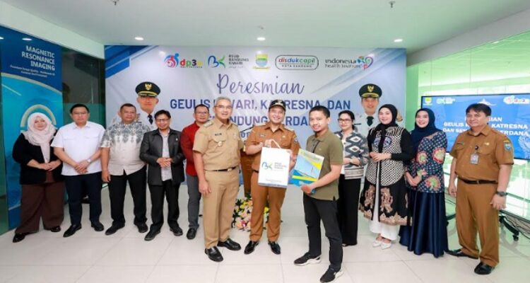 Wali Kota Bandung, Muhammad Farhan meresmikan Geulis Kiwari (Gerai untuk Layanan Istimewa) di RSUD Bandung Kiwari, Selasa 4 Maret 2025. Layanan ini bertujuan untuk memberikan kemudahan administrasi kependudukan bagi warga Kota Bandung, khususnya bagi bayi baru lahir dan keluarga mereka. Farhan menyatakan bahwa inovasi ini merupakan bagian dari upaya pemerintah dalam memberikan layanan yang lebih cepat, mudah, dan inklusif bagi masyarakat.