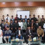 BAZNAS Provinsi Jawa Barat menjadi tuan rumah Forum Silaturahmi Pimpinan (FORSILPIM) BAZNAS se-Jawa Barat pada Selasa (29/4/2025) di Kantor BAZNAS Jabar, Kota Bandung. Kegiatan ini diikuti oleh seluruh Ketua dan unsur pimpinan BAZNAS kabupaten/kota se-Jawa Barat sebagai bagian dari upaya penguatan sinergi, koordinasi strategis, dan harmonisasi program pengelolaan zakat dengan arah kebijakan pembangunan daerah. Forum ini digelar sebagai sarana komunikasi dan kolaborasi antar lembaga BAZNAS di tingkat provinsi dan kabupaten/kota di Jawa Barat, dalam rangka menyatukan visi dan strategi untuk menjadikan zakat sebagai instrumen penting dalam pembangunan sosial dan pengentasan kemiskinan. Dihadiri oleh pimpinan BANZAS di 27 Kota dan Kabupeten di Jawa Barat untuk Menguatkan Sinergi, Menebar Manfaat, Menuju Zakat yang Berdampak.