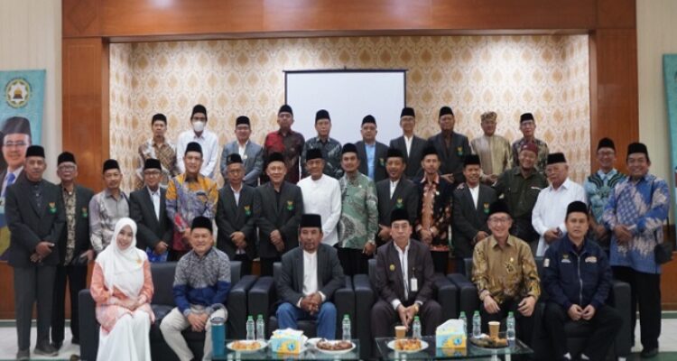 BAZNAS Provinsi Jawa Barat menjadi tuan rumah Forum Silaturahmi Pimpinan (FORSILPIM) BAZNAS se-Jawa Barat pada Selasa (29/4/2025) di Kantor BAZNAS Jabar, Kota Bandung. Kegiatan ini diikuti oleh seluruh Ketua dan unsur pimpinan BAZNAS kabupaten/kota se-Jawa Barat sebagai bagian dari upaya penguatan sinergi, koordinasi strategis, dan harmonisasi program pengelolaan zakat dengan arah kebijakan pembangunan daerah. Forum ini digelar sebagai sarana komunikasi dan kolaborasi antar lembaga BAZNAS di tingkat provinsi dan kabupaten/kota di Jawa Barat, dalam rangka menyatukan visi dan strategi untuk menjadikan zakat sebagai instrumen penting dalam pembangunan sosial dan pengentasan kemiskinan. Dihadiri oleh pimpinan BANZAS di 27 Kota dan Kabupeten di Jawa Barat untuk Menguatkan Sinergi, Menebar Manfaat, Menuju Zakat yang Berdampak.