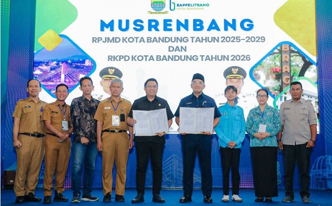 Pimpinan dan Anggota DPRD Kota Bandung menghadiri Musrenbang Rencana Kerja Pemerintah Daerah (RKPD) 2026 dan Rencana Pembangunan Jangka Menengah Daerah (RPJMD) Kota Bandung 2025-2029, di Aula Barat ITB, Bandung, Senin, 28 April 2025. Hadir Ketua DPRD Kota Bandung H. Asep Mulyadi, S.H., Ketua Bapemperda Dudy Himawan, S.H., Ketua Komisi I DPRD Kota Bandung, Assoc. Prof., Dr. H. Radea Respati P., S.H., M.H.; dan Wakil Ketua Komisi III, H. Agus Andi Setyawan, S.Pd.I. Sementara dari fraksi-fraksi DPRD Kota Bandung dihadiri oleh Ketua Fraksi PKS DPRD Kota Bandung, Ahmad Rahmat Purnama, A.Md; Sekretaris Fraksi Partai Gerindra Agus Hermawan, S.A.P., Ketua Fraksi Partai Golkar Dr. Ir. H. Juniarso Ridwan, SH., MH., M.Si., Ketua Fraksi Partai Nasional-Demokrat Rendiana Awangga, S.Tr.Kom.Ak., Ketua Fraksi PKB, AA Abdul Rozak, S.Pd.I., M.Ag., serta Ketua Fraksi PSI Erick Darmadjaya, B.Sc. M.K.P. Acara ini juga diikuti oleh Wali Kota Bandung M. Farhan, Wakil Wali Kota H. Erwin, Sekda Kota Bandung Iskandar Zulkarnain, Rektor ITB Prof. Dr. Ir. Tatacipta Dirgantara, serta tamu undangan lainnya.
