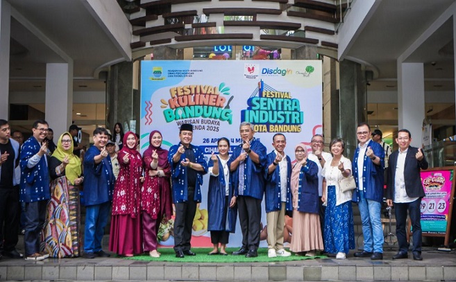 Ketua DPRD Kota Bandung Asep Mulyadi menghadiri Pembukaan Festival Sentra Industri dan Festival Kuliner Bandung "Warisan Budaya Tak Benda Jawa Barat", di Cihampelas Walk, Sabtu, 26 April 2025. Kegiatan yang digelar oleh Dinas Perdagangan dan Perindustrian Kota Bandung itu turut dihadiri Wali Kota Bandung, M. Farhan dan Wakil Wali Kota bandung, H. Erwin, serta Para Kepala OPD Kota Bandung. Asep Mulyadi menyampaikan, DPRD akan selalu mendukung agar para pelaku usaha kecil dan menengah terus tumbuh dan berkembang.