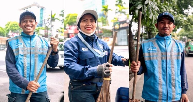 Saat fajar mulai menyingsing, Nurlaelasari sudah bersiap dengan sapu di tangan. Perempuan asal Cibeunying ini adalah salah satu petugas kebersihan Kota Bandung yang setiap hari turun ke jalan, memastikan kota tetap bersih dan nyaman. Sudah enam tahun ia mengabdikan diri sebagai penyapu jalan di bawah Dinas Lingkungan Hidup (DLH). Rutinitasnya dimulai dari titik kerja yang telah ditentukan.