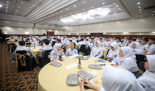 Sebanyak 300 siswa-siswi SMA dan SMK di Kota Bandung mengikuti Pendidikan Politik yang digelar Badan Kesatuan Bangsa dan Politik (Kesbangpol) Kota Bandung di di Hotel Horison Rabu (19/3/2025). Tujuan kegiatan ini salah satunya yaitu mengedukasi generasi muda di Kota Bandung tentang pentingnya kehidupan berbangsa dan bernegara. Termasuk tentang hak dan kewajiban warga negara.