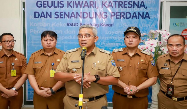 Wali Kota Bandung, Muhammad Farhan didampingi Wakil Wali Kota Bandung, Erwin meresmikan layanan Senandung Perdana (Sekolah dan Layanan Perlindungan Perempuan dan Anak) di RSUD Bandung Kiwari, Selasa 4 Maret 2025. Program yang diinisiasi Dinas Pemberdayaan Perempuan dan Perlindungan Anak (DP3A) Kota Bandung ini menjadi langkah besar dalam upaya perlindungan perempuan dan anak, dengan layanan yang mencakup pencegahan hingga penanganan kasus kekerasan. Wali Kota Bandung, Muhammad Farhan menegaskan, kekerasan terhadap perempuan dan anak adalah masalah serius.
