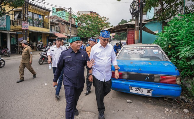 Anggota DPRD Kota Bandung, H. Soni Daniswara S.E., melakukan survei penerima bantuan rumah tidak layak huni (rutilahu), di Kawasan Kelurahan Jamika, Kecamatan Bojongloa Kaler, Kota Bandung, Kamis 24 April 2025. Survei rutilahu tersebut dilakukan bersama Dirjen Perumahan Perdesaan Kementerian Perumahan dan Kawasan Pemukiman RI, Imran, Asisten Perekonomian dan Pembangunan Kota Bandung Eric M. Attauriq, serta perwakilan Yayasan Buddha Tzu Chi. "Ini terkait survei penerima bantuan rutilahu dalam rangka kick-off dari Kementerian Perumahan dan Kawasan Pemukiman RI, Yayasan Buddha Tzu Chi, dan Pemkot Bandung," ujar Soni, seusai survei lokasi penerima bantuan. Melalui program bantuan rutilahu tersebut, kata Soni, dapat menjadi perluasan pekerjaan untuk masyarakat Kota Bandung sehingga berdampak bagi ekonomi dan bermanfaat bagi warga sekitar.