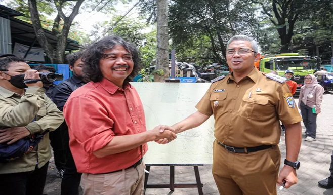 Pemda Kota Bandung menegaskan komitmennya menjaga kelestarian Hutan Kota Babakan Siliwangi sambil mencari solusi terbaik terkait keberadaan Tempat Pengolahan Sampah Terpadu (TPST) di kawasan tersebut. Wali Kota Bandung, Muhammad Farhan, meninjau langsung lokasi dan berdialog dengan seniman serta budayawan yang merasa terganggu dengan keberadaan TPST di kawasan Babakan Siliwangi Senin (24/3/2025).