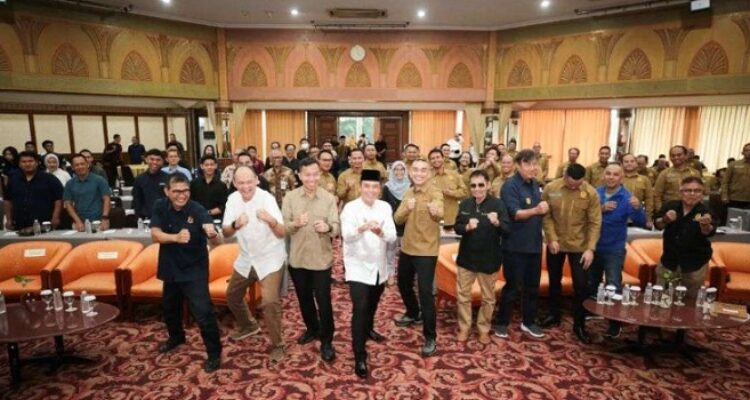 Wakil Wali Kota Bandung, Erwin, menegaskan komitmen Pemerintah Kota (Pemkot) Bandung dalam mendukung perkembangan olahraga karate. Dalam acara pelantikan pengurus dan rapat kerja cabang Federasi Olahraga Karate-Do Indonesia (Forki) Kota Bandung masa bakti 2025-2029 yang digelar di Hotel Horison, Erwin menyampaikan apresiasi dan harapannya terhadap Forki.