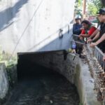 Wakil Wali Kota Bandung, Erwin, meninjau sejumlah titik terdampak banjir di wilayah Kecamatan Panyileukan dan Cinambo, Senin 7 April 2025. Dalam tinjauannya, ia menegaskan komitmen Pemerintah Kota (Pemkot) Bandung untuk menangani permasalahan banjir secara menyeluruh, dengan fokus utama pada pemilihan sempadan sungai dan perbaikan sistem drainase. Lokasi yang dikunjungi antara lain Kelurahan Mekar Mulya RW 01 (Jalan Mekar Arum dan Jalan Mekar Asih), RW 04 (Jalan Pamekar Timur 21), Kelurahan Cipadung Kulon (Jalan Sindangsari RT 01 RW 11), dan Kelurahan Sukamulya (Jalan Sandang No. 6 RW 04 dan RW 03). Erwin mengungkapkan, salah satu penyebab utama banjir adalah banyaknya bangunan yang berdiri di atas saluran air atau anak sungai. Setidaknya tercatat ada 87 bangunan yang melanggar.