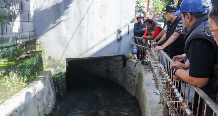 Wakil Wali Kota Bandung, Erwin, meninjau sejumlah titik terdampak banjir di wilayah Kecamatan Panyileukan dan Cinambo, Senin 7 April 2025. Dalam tinjauannya, ia menegaskan komitmen Pemerintah Kota (Pemkot) Bandung untuk menangani permasalahan banjir secara menyeluruh, dengan fokus utama pada pemilihan sempadan sungai dan perbaikan sistem drainase. Lokasi yang dikunjungi antara lain Kelurahan Mekar Mulya RW 01 (Jalan Mekar Arum dan Jalan Mekar Asih), RW 04 (Jalan Pamekar Timur 21), Kelurahan Cipadung Kulon (Jalan Sindangsari RT 01 RW 11), dan Kelurahan Sukamulya (Jalan Sandang No. 6 RW 04 dan RW 03). Erwin mengungkapkan, salah satu penyebab utama banjir adalah banyaknya bangunan yang berdiri di atas saluran air atau anak sungai. Setidaknya tercatat ada 87 bangunan yang melanggar.