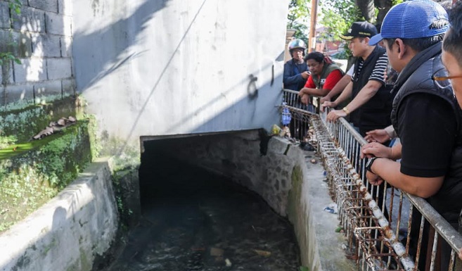 Wakil Wali Kota Bandung, Erwin, meninjau sejumlah titik terdampak banjir di wilayah Kecamatan Panyileukan dan Cinambo, Senin 7 April 2025. Dalam tinjauannya, ia menegaskan komitmen Pemerintah Kota (Pemkot) Bandung untuk menangani permasalahan banjir secara menyeluruh, dengan fokus utama pada pemilihan sempadan sungai dan perbaikan sistem drainase. Lokasi yang dikunjungi antara lain Kelurahan Mekar Mulya RW 01 (Jalan Mekar Arum dan Jalan Mekar Asih), RW 04 (Jalan Pamekar Timur 21), Kelurahan Cipadung Kulon (Jalan Sindangsari RT 01 RW 11), dan Kelurahan Sukamulya (Jalan Sandang No. 6 RW 04 dan RW 03). Erwin mengungkapkan, salah satu penyebab utama banjir adalah banyaknya bangunan yang berdiri di atas saluran air atau anak sungai. Setidaknya tercatat ada 87 bangunan yang melanggar.