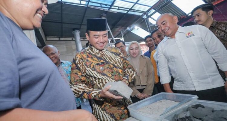 Pemerintah Kota (Pemkot) Bandung terus mencari solusi inovatif dalam pengelolaan sampah. Salah satu langkah terbaru adalah penjajakan penggunaan teknologi AutoThermiX, sistem pemusnahan sampah ramah lingkungan tanpa bahan bakar. Untuk itu, Wakil Wali Kota Bandung, Erwin, bersama jajaran Dinas Lingkungan Hidup (DLH) Kota Bandung berkunjung langsung ke PT. Tohaan Renewable Energy Engineering (PT. TREE) pembuat AutoThermiX di Kebonwaru, Kecamatan Batununggal, Jumat 14 Maret 2025.