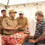 Wakil Wali Kota Bandung, Erwin menyebut program Bazar Murah 2025 terbukti efektif dalam menstabilkan harga kebutuhan pokok di tengah bulan Ramadan. Hal itu disampaikannya saat meninjau Bazar Murah 2025 di Alun-Alun Cicendo, Selasa 11 Maret 2025. Oleh karena itu, ia mendorong agar bazar serupa dapat diadakan lebih sering guna membantu masyarakat mendapatkan bahan pangan dengan harga terjangkau. "Saya sudah berkeliling dan berbincang dengan para pedagang. Setelah kami cek, harga di bazar ini ada yang turun, ada yang tetap, dan memang ada yang naik, tetapi tidak signifikan. Dengan begitu, masyarakat bisa mendapatkan bahan pangan dengan harga lebih terjangkau," ujar Erwin.
