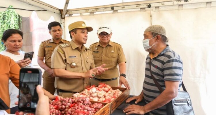 Wakil Wali Kota Bandung, Erwin menyebut program Bazar Murah 2025 terbukti efektif dalam menstabilkan harga kebutuhan pokok di tengah bulan Ramadan. Hal itu disampaikannya saat meninjau Bazar Murah 2025 di Alun-Alun Cicendo, Selasa 11 Maret 2025. Oleh karena itu, ia mendorong agar bazar serupa dapat diadakan lebih sering guna membantu masyarakat mendapatkan bahan pangan dengan harga terjangkau. "Saya sudah berkeliling dan berbincang dengan para pedagang. Setelah kami cek, harga di bazar ini ada yang turun, ada yang tetap, dan memang ada yang naik, tetapi tidak signifikan. Dengan begitu, masyarakat bisa mendapatkan bahan pangan dengan harga lebih terjangkau," ujar Erwin.