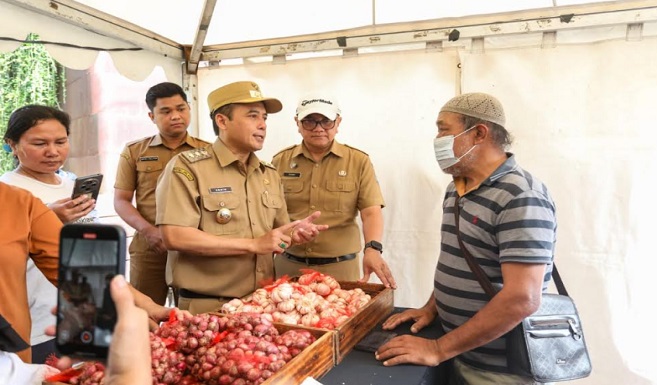 Wakil Wali Kota Bandung, Erwin menyebut program Bazar Murah 2025 terbukti efektif dalam menstabilkan harga kebutuhan pokok di tengah bulan Ramadan. Hal itu disampaikannya saat meninjau Bazar Murah 2025 di Alun-Alun Cicendo, Selasa 11 Maret 2025. Oleh karena itu, ia mendorong agar bazar serupa dapat diadakan lebih sering guna membantu masyarakat mendapatkan bahan pangan dengan harga terjangkau. "Saya sudah berkeliling dan berbincang dengan para pedagang. Setelah kami cek, harga di bazar ini ada yang turun, ada yang tetap, dan memang ada yang naik, tetapi tidak signifikan. Dengan begitu, masyarakat bisa mendapatkan bahan pangan dengan harga lebih terjangkau," ujar Erwin.