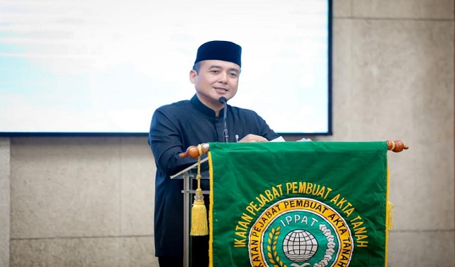 Wakil Wali Kota Bandung, Erwin meminta agar para pejabat pembuat akta tanah menjadi garda terdepan soal kepastian hukum di bidang pertanahan. Pasalnya, kepemilikan tanah berpotensi menimbulkan konflik. “Tanah adalah aset vital yang memiliki nilai strategis bagi masyarakat. Keberadaan akta yang sah dan berkekuatan hukum bukan hanya melindungi hak kepemilikan, tetapi juga mencegah potensi konflik yang bisa timbul di kemudian hari,” ungkap Erwin. Erwin mengungkapkan itu saat acara Pelantikan dan Pengukuhan IPPAT Periode 2024-2027, di Auditorium Balai Kota Bandung, Kamis 13 Maret 2025.