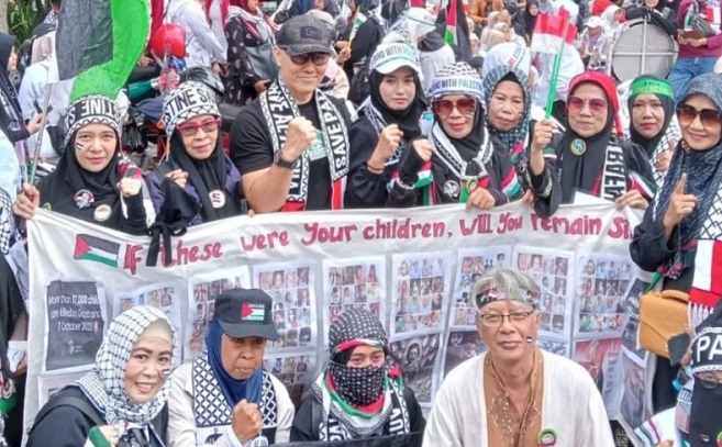 Pimpinan DPRD Kota Bandung, Dr. H. Edwin Senjaya, S.E., M.M., mengikuti dan memberikan orasi pada acara Aksi Kemanusiaan Bela Palestina, Minggu, 20 April 2025. Acara yang digagas oleh Forum Jawa Barat Peduli Palestina ini dipadati massa yang berjalan melalui rute aksi dari Pusdai Jawa Barat hingga Gedung Merdeka.