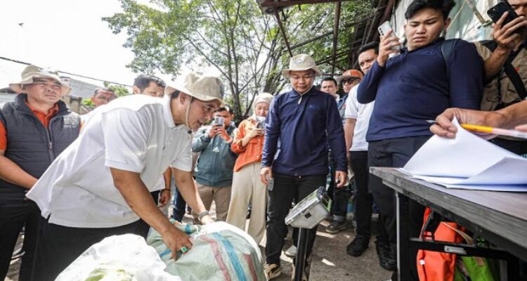 Permasalahan sampah masih menjadi tugas yang harus dituntaskan di Kota Bandung. Pemerintah Kota (Pemkot) Bandung juga telah berupaya untuk mengurai permasalahan sampah. Salah satunya yaitu menumbuhkan Kawasan Bebas Sampah (KBS) di tingkat Rukun Warga (RW). Atas hal itu, Wakil Wali Kota Bandung, Erwin kembali mengingatkan para camat dan lurah untuk mendirikan KBS. Sebelumnya, Pemkot Bandung menargetkan beridiri 700 KBS RW hingga akhir tahun ini.