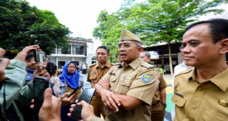Wali Kota Bandung, Muhammad Farhan prihatin mendalam atas terjadinya bentrokan antara warga Kelurahan Sukahaji dan pihak terkait di wilayah Gg. Satata Sariksa, Kecamatan Babakan Ciparay pada Senin, 21 April 2025. Farhan mengajak semua pihak untuk Sama-sama menghormati proses hukum yang tengah berjalan demi menjaga situasi tetap kondusif.