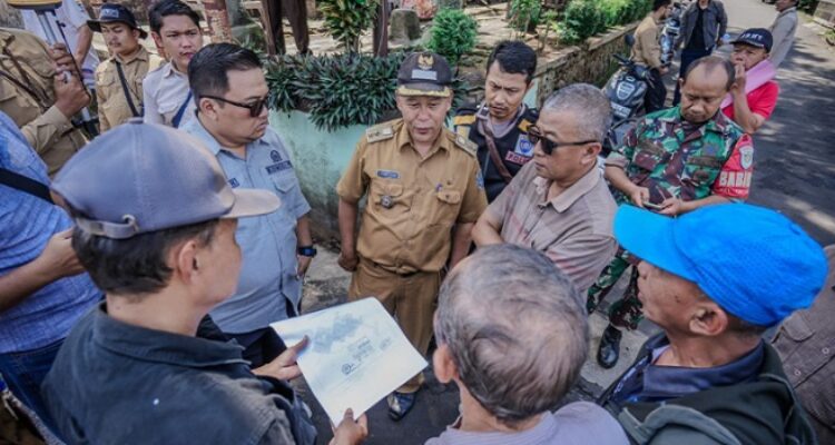 Saat masa sidang reses yang digelar beberapa waktu lalu, Anggota Komisi IV DPRD Kota Bandung, Aswan Asep Wawan, mendapat aspirasi dari Perumahan Kompleks Vijaya Kusuma Permai RW 16 Kecamatan Cibiru, Kota Bandung terkait masalah Prasarana, Sarana dan Utilitas (PSU) di wilayahnya. Oleh karena itu, pada Senin, 5 Mei 2024, Aswan bersama dinas terkait dan pihak kelurahan langsung meninjau lokasi yang dikeluhkan warga. “Kemarin waktu reses kita ada aspirasi dari Pak RW 16 mengenai fasum/ fasos yang belum diberikan kepada pemerintah Kota Bandung oleh pihak pengembang. Langsung kita tindaklanjuti ke dinas terkait. Hasil kesepakatan warga saat ini sudah dibentuk forum warga dan alhamdulillah ini setelah 35 tahun warga Vijaya Kusuma menanti penyerahan fasum fasos ini. Insyaallah masalah ini akan saya kawal terus hingga tuntas karena ini untuk kebaikan warga juga,” kata Aswan.