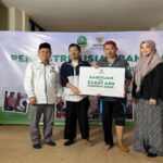 BAZNAS Provinsi Jawa Barat kembali menunjukkan komitmennya dalam melayani dan memberdayakan mustahik melalui program “Abdi Nagri Nganjang Ka Warga”. Kali ini, bantuan diberikan kepada 27 penyandang disabilitas berupa kaki palsu guna mendukung mobilitas dan meningkatkan kualitas hidup mereka. Sebanyak 12 penerima manfaat mengikuti seremoni penyaluran yang digelar di Kantor BAZNAS Jabar, Jl. Soekarno Hatta No. 458 Bandung. Dalam kegiatan ini, para penerima manfaat dapat langsung menjalani proses pengukuran hingga pemasangan kaki palsu, yang dilakukan secara profesional dan disesuaikan dengan kebutuhan masing-masing individu. Program “Abdi Nagri Nganjang Ka Warga” sendiri merupakan salah satu inisiatif Pemerintah Provinsi Jawa Barat yang bertujuan untuk menjalin kedekatan antara pemerintah dan masyarakat melalui pendekatan langsung di lapangan. Dalam kegiatan ini, berbagai layanan publik disediakan secara terpadu, termasuk layanan kesehatan gratis, konsultasi zakat, infak, dan sedekah (ZIS), serta bantuan kaki palsu gratis untuk penyandang disabilitas hasil kerja sama BAZNAS Jabar dengan komunitas APDL (Aliansi Perempuan Disabilitas dan Lansia)