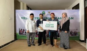 BAZNAS Provinsi Jawa Barat kembali menunjukkan komitmennya dalam melayani dan memberdayakan mustahik melalui program “Abdi Nagri Nganjang Ka Warga”. Kali ini, bantuan diberikan kepada 27 penyandang disabilitas berupa kaki palsu guna mendukung mobilitas dan meningkatkan kualitas hidup mereka. Sebanyak 12 penerima manfaat mengikuti seremoni penyaluran yang digelar di Kantor BAZNAS Jabar, Jl. Soekarno Hatta No. 458 Bandung. Dalam kegiatan ini, para penerima manfaat dapat langsung menjalani proses pengukuran hingga pemasangan kaki palsu, yang dilakukan secara profesional dan disesuaikan dengan kebutuhan masing-masing individu. Program “Abdi Nagri Nganjang Ka Warga” sendiri merupakan salah satu inisiatif Pemerintah Provinsi Jawa Barat yang bertujuan untuk menjalin kedekatan antara pemerintah dan masyarakat melalui pendekatan langsung di lapangan. Dalam kegiatan ini, berbagai layanan publik disediakan secara terpadu, termasuk layanan kesehatan gratis, konsultasi zakat, infak, dan sedekah (ZIS), serta bantuan kaki palsu gratis untuk penyandang disabilitas hasil kerja sama BAZNAS Jabar dengan komunitas APDL (Aliansi Perempuan Disabilitas dan Lansia)