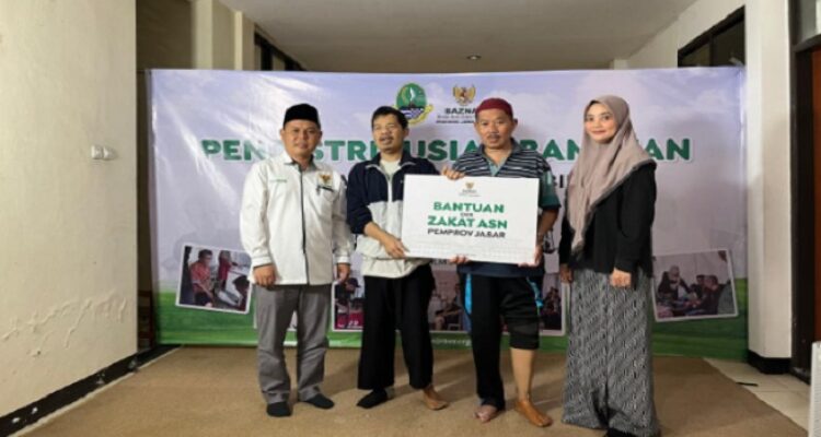 BAZNAS Provinsi Jawa Barat kembali menunjukkan komitmennya dalam melayani dan memberdayakan mustahik melalui program “Abdi Nagri Nganjang Ka Warga”. Kali ini, bantuan diberikan kepada 27 penyandang disabilitas berupa kaki palsu guna mendukung mobilitas dan meningkatkan kualitas hidup mereka. Sebanyak 12 penerima manfaat mengikuti seremoni penyaluran yang digelar di Kantor BAZNAS Jabar, Jl. Soekarno Hatta No. 458 Bandung. Dalam kegiatan ini, para penerima manfaat dapat langsung menjalani proses pengukuran hingga pemasangan kaki palsu, yang dilakukan secara profesional dan disesuaikan dengan kebutuhan masing-masing individu. Program “Abdi Nagri Nganjang Ka Warga” sendiri merupakan salah satu inisiatif Pemerintah Provinsi Jawa Barat yang bertujuan untuk menjalin kedekatan antara pemerintah dan masyarakat melalui pendekatan langsung di lapangan. Dalam kegiatan ini, berbagai layanan publik disediakan secara terpadu, termasuk layanan kesehatan gratis, konsultasi zakat, infak, dan sedekah (ZIS), serta bantuan kaki palsu gratis untuk penyandang disabilitas hasil kerja sama BAZNAS Jabar dengan komunitas APDL (Aliansi Perempuan Disabilitas dan Lansia)